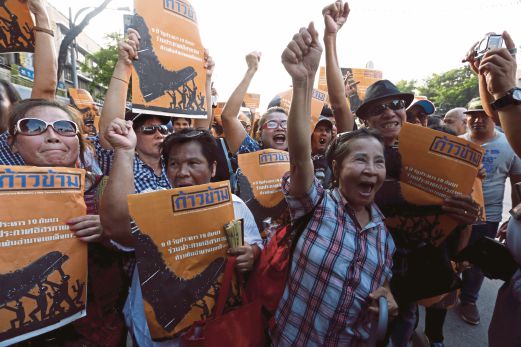 PENUNJUK perasaan berhimpun di Tugu Demokrasi di Bangkok, kelmarin. 
