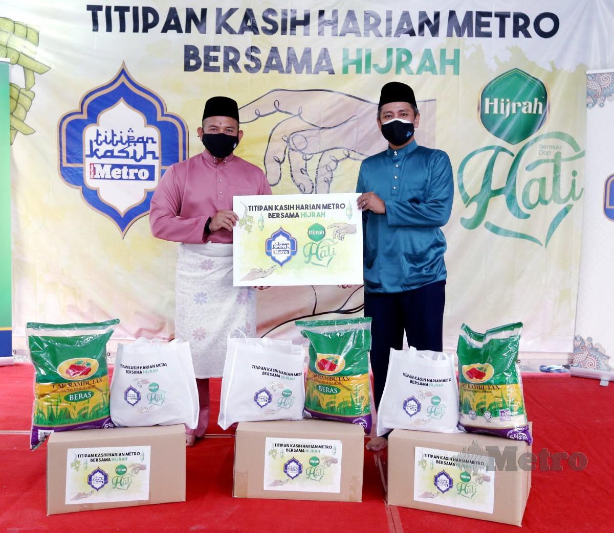 HUSAIN (kiri) dan  Mohd Zurairi merasmikan program TKHM Bersama Hijrah di Masjid Kampung Rinching Hilir. FOTO Azhar Ramli
