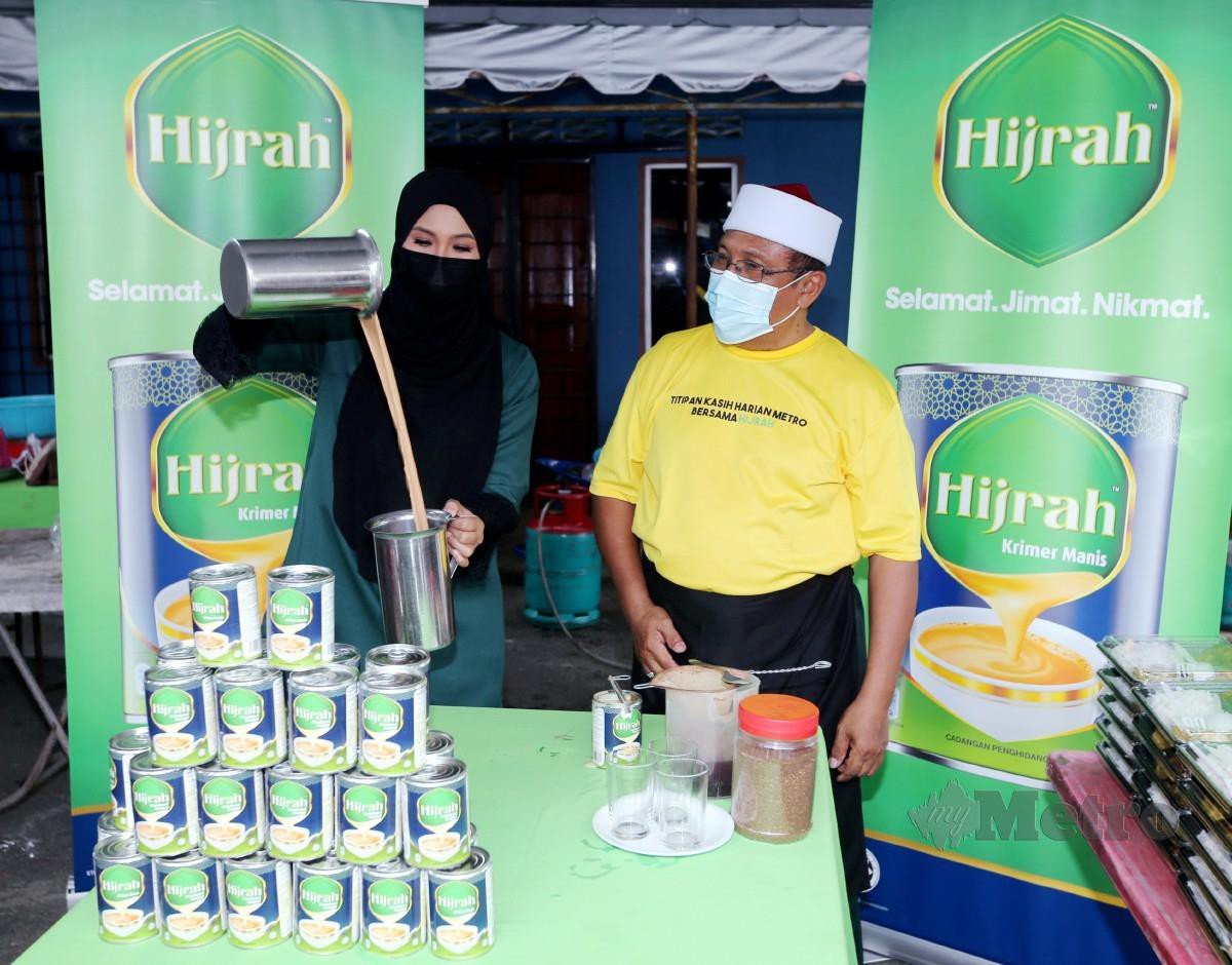 DUTA produk Hijrah, Siti Nordiana  membuat teh tarik pada program TKHM Bersama Hijrah di Masjid Kampung Rinching Hilir. FOTO Azhar Ramli