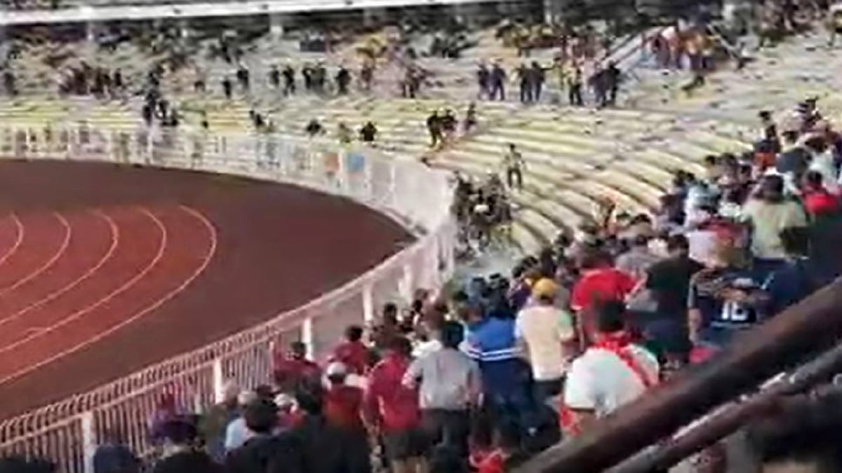 TANGKAP layar video tular menunjukkan sekumpulan penyokong bergaduh di tempat duduk penyokong ketika aksi separuh masa pertama perlawanan Perak FC dan Selangor FC di Stadium Perak.