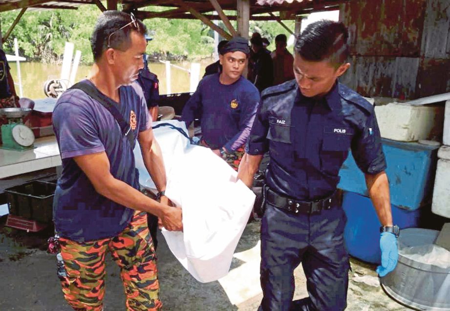  ANGGOTA penyelamat mengangkat mayat  Shu Ching yang ditemui nelayan di perairan Pulau Aman, semalam. 