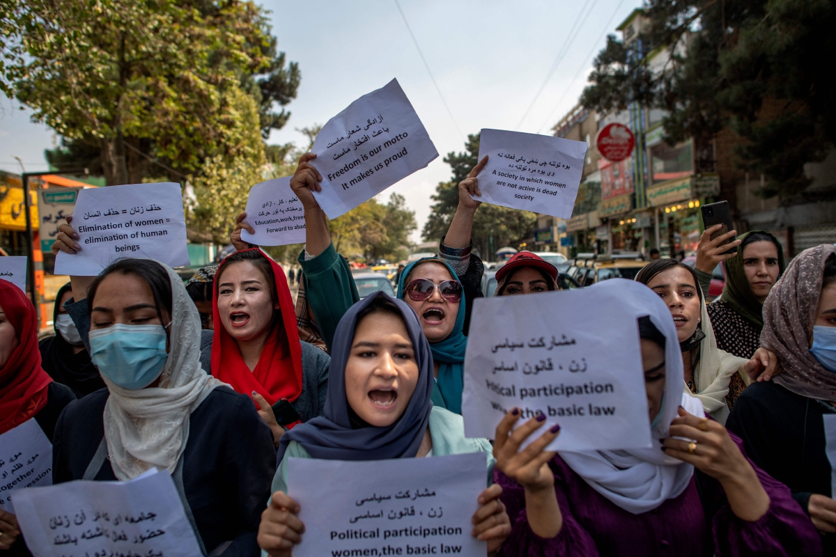 WANITA Afghanistan ketika menyertai demonstrasi di Kabul bagi menuntut hak terhadap kebajikan mereka.  FOTO AFP 