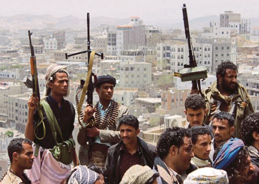 ANGOTA sebuah kabilah yang menyokong Presiden Abed Rabbo berkumpul di Taez, selatan Yaman, ketika pertempuran dengan pemberontak Houthi reda seketika, semalam. 
