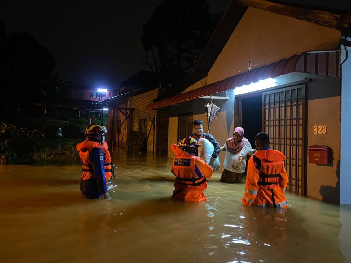 ANGGOTA APM melakukan operasi untuk memindahkan mangsa banjir di daerah Kuala Muda. FOTO Ihsan APM