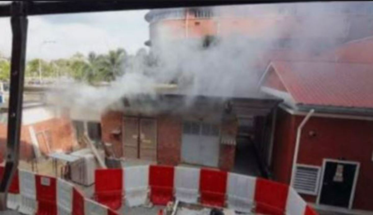 TANGKAP layar daripada video tular yang mendakwa berlaku kebakaran kecil di Hospital Sultanah Aminah Johor Bahru.