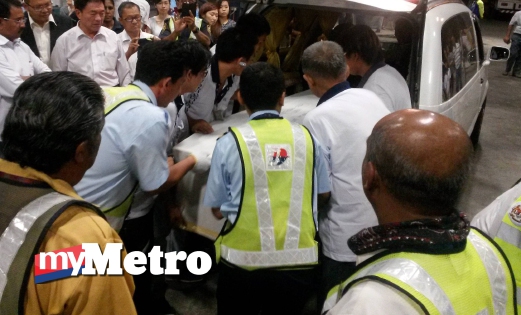 JASAD empat rakyat Malaysia yang terkorban dalam tragedi pengeboman di Bangkok tiba 10.20 malam tadi. FOTO ihsan pembaca