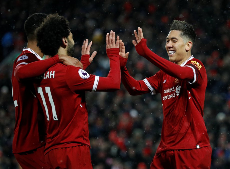 PENYERANG Liverpool, Roberto Firmino meraikan jaringan bersama Mohamed Salah. - Foto REUTERS 