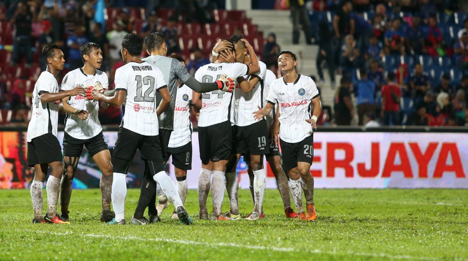 PEMAIN Pahang meraikan kemenangan bersama rakan sepasukan selepas menewaskan JDT 3-0 pada aksi suku akhir kedua Piala FA di Stadium Tan Sri Hassan Yunos, Larkin Johor Bahru. - Foto Mohd Azren Jamaludin