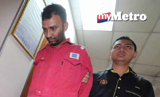 TERTUDUH Safi Ullah Alinor (baju merah) warga Pakistan mengaku tidak bersalah di Mahkamah Sesyen, Johor Bahru atas pertuduhan memberi rasuah RM200 kepada anggota polis 11 Mac lalu. FOTO Mohd Azren Jamaludin