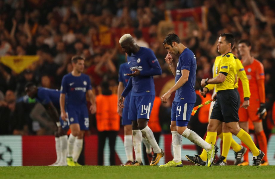 FABREGAS (No.4) dilihat satu-satunya pemain tengah Chelsea yang cergas. FOTO/REUTERS  