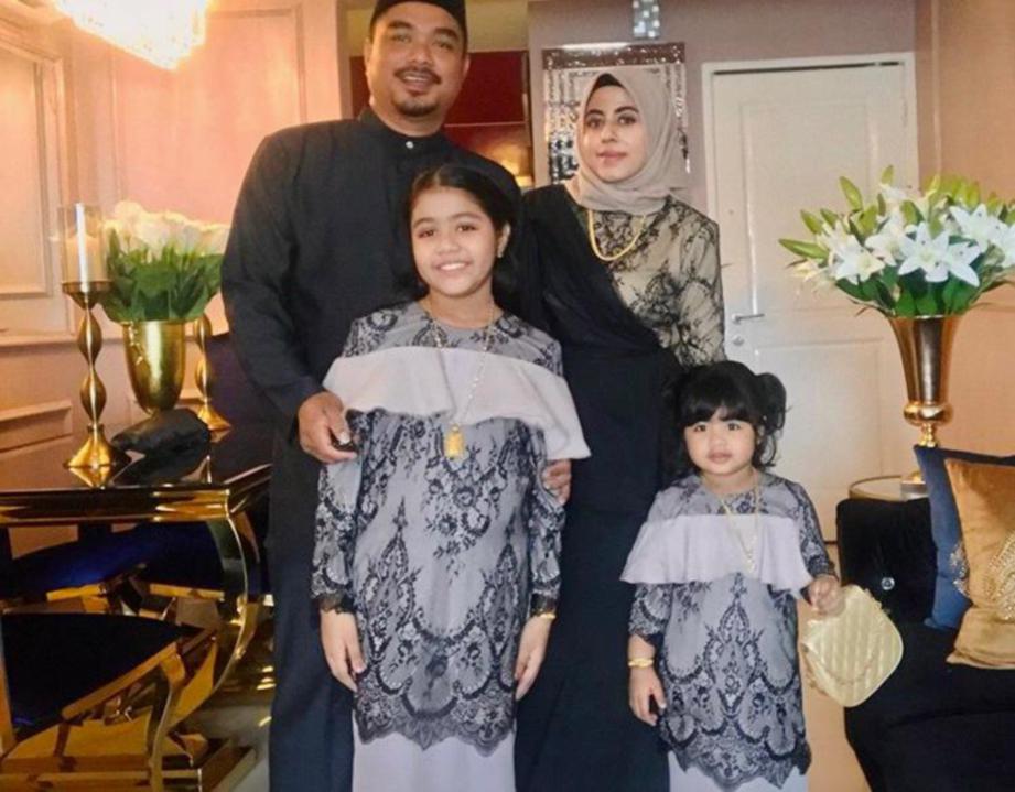 SHAZWANI bersama suami, Mohd Fadzli dan anak-anak mereka.