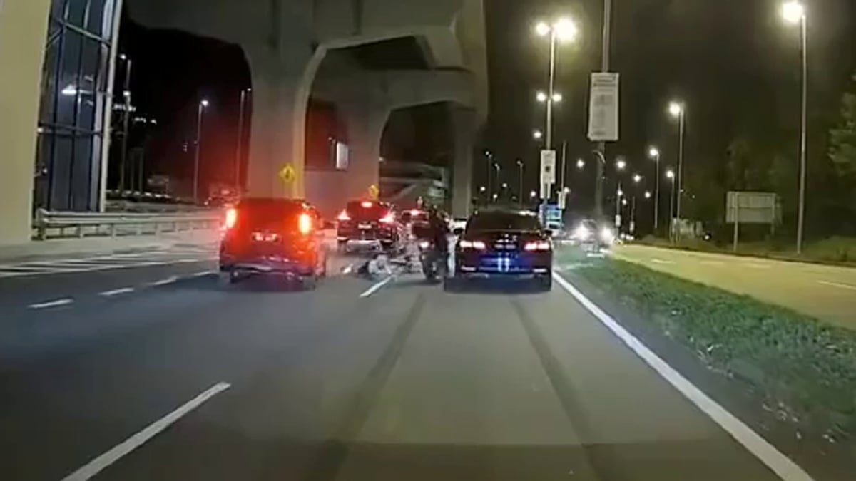 PETIKAN video menunjukkan penunggang basikal dilanggar motosikal.
