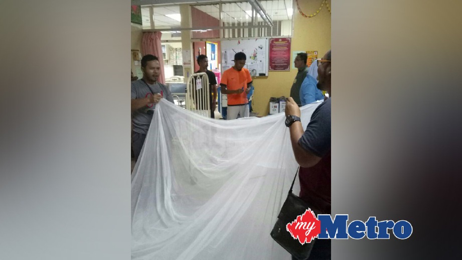 PEMASANGAN kelambu berubat di Hospital Gerik. Gambar ihsan Jabatan Kesihatan Perak