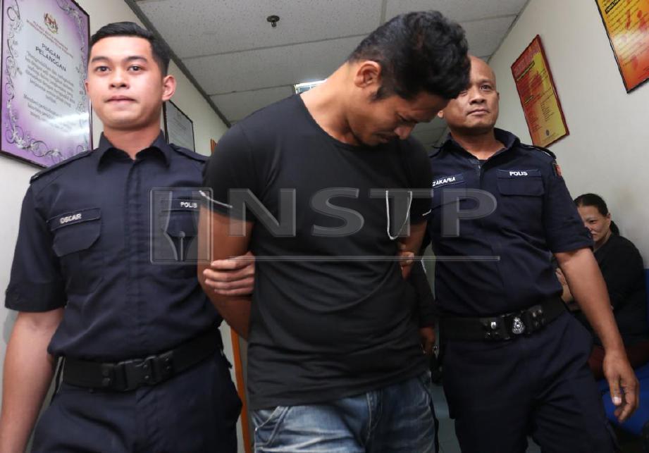 BOY Tiger (tengah) dibawa anggota polis di Mahkamah Majistret Ampang. FOTO Mohamad Shahril Badri Saali