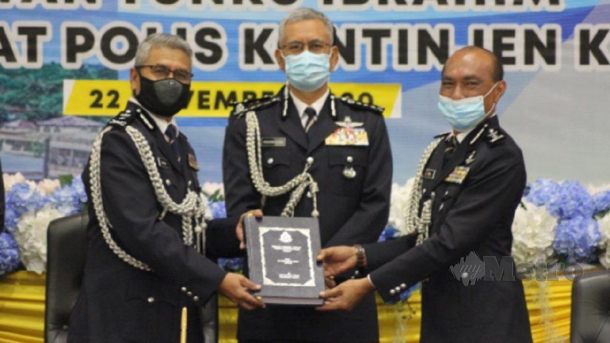 MOHD Roze (kanan) menerima tugas sebagai Timbalan Ketua Polis Kedah daripada Senior Asisten Komisioner Zakaria Haron (kiri) yang memangku sementara tugas itu sebelum ini sambil disaksikan Hasanuddin. FOTO Zuliaty Zulkiffli