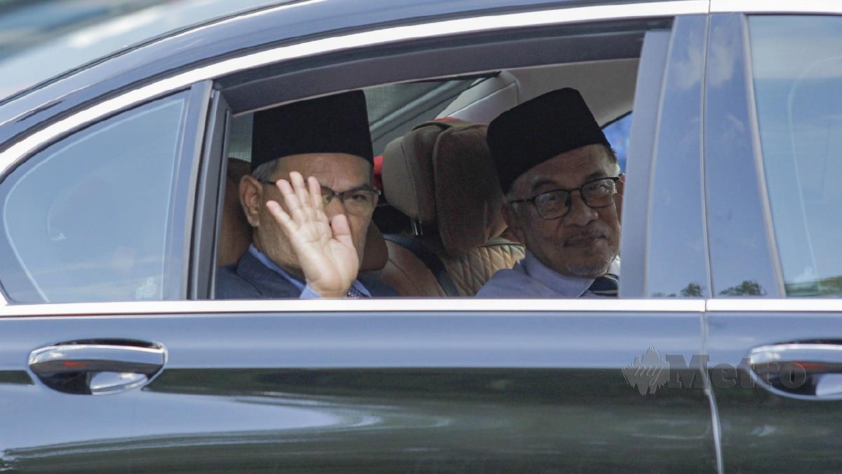 ANWAR (kanan) dan Setiausaha Agung PKR, Datuk Seri Saifuddin Nasution tiba di Istana Negara. FOTO Aizuddin Saad