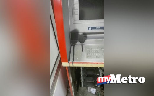 KEADAAN mesin ATM yang dipecahkan tiga perompak.