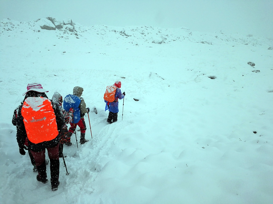 Pendaki terpaksa menempuh  kawasan salji tebal untuk sampai ke Annapurna Base Camp.  FOTO Nazirul Roselan 