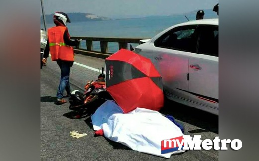 MANGSA maut selepas motosikal ditunggangnya merempuh kereta. FOTO ihsan pembaca