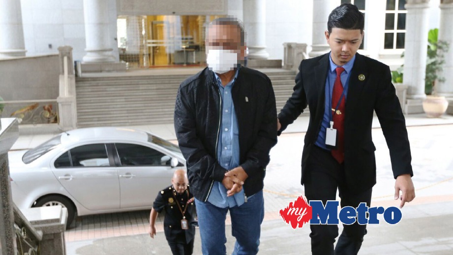 PEGAWAI SPRM membawa suspek ke Mahkamah Majistret Putrajaya. FOTO Fariz Iswadi Ismail