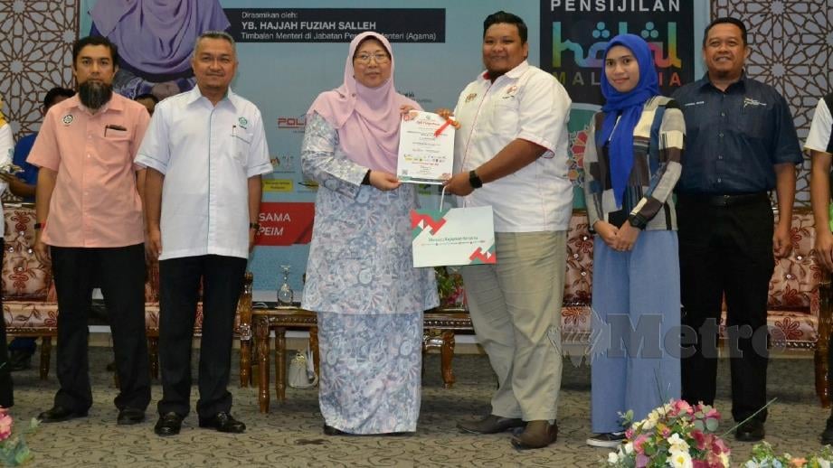 FUZIAH menyampaikan sijil kepada peserta Kursus Kesedaran dan Bengkel Pendaftaran Persijilan Halal 2020 peringkat Pahang. FOTO Asrol Awang