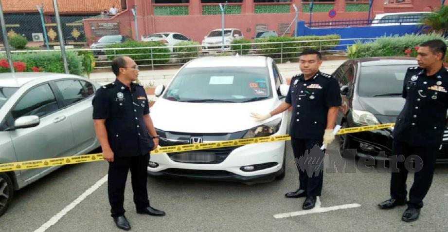 Afzanizar tengah) menunjukkan kenderaan yang dicuri Geng Marcus pada sidang media di IPD Melaka Tengah.FOTO Amir Mamat