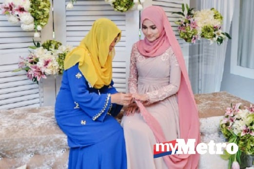 IBU Hairul, Habsah Desa meyarung cincin pada Hanis di majlis pertunangan. FOTO Shagrasyiid, Omaroza, Aslan, Azim Ahmad.