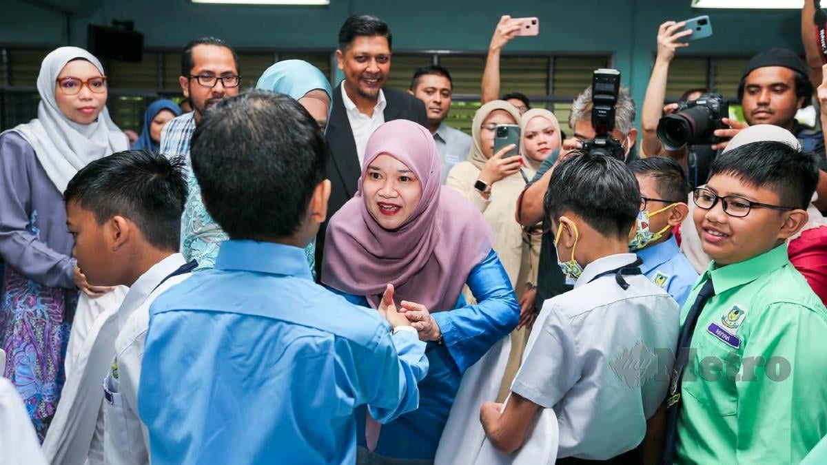 FADHLINA beramah mesra dengan murid pada Majlis Penyerahan Pek Kembali ke Sekolah Yayasan Petronas 2023 di Sekolah Pendidikan Khas Jalan Batu (L) Jalan Raja Laut, Kuala Lumpur. FOTO Aswadi Alias