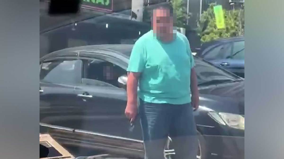 PETIKAN video tular di mana lelaki menunjukkan pistol kepada ejen penarik kenderaan yang gagal menunjukkan dokumen.