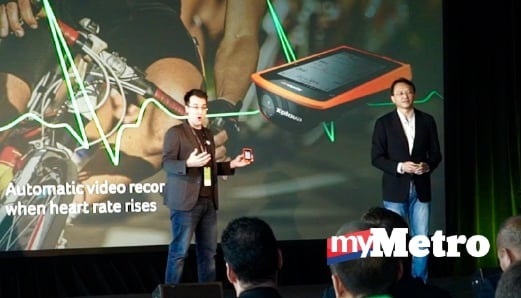 CHEN (kanan) memperkenalkan peranti perakam video pintar untuk aktiviti berbasikal yang dikenali sebagai Xplova X5. FOTO Shahrul Redzuan Zulkifli