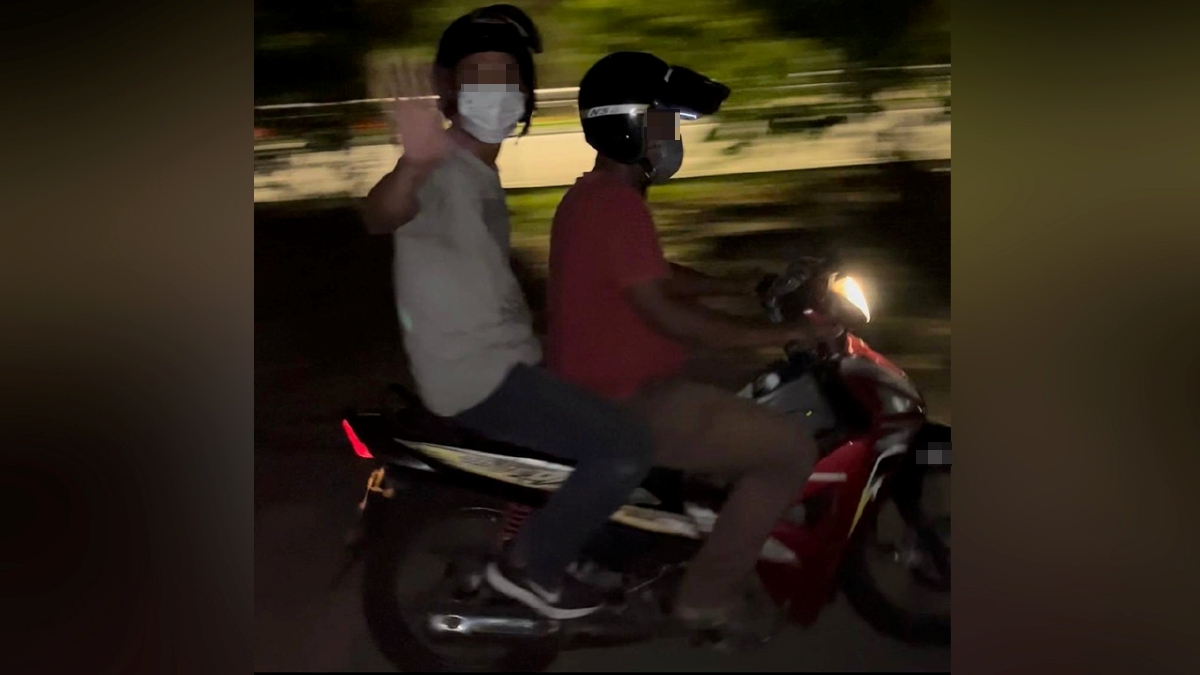 GAMBAR dua suspek menaiki motosikal yang tular di media sosial.