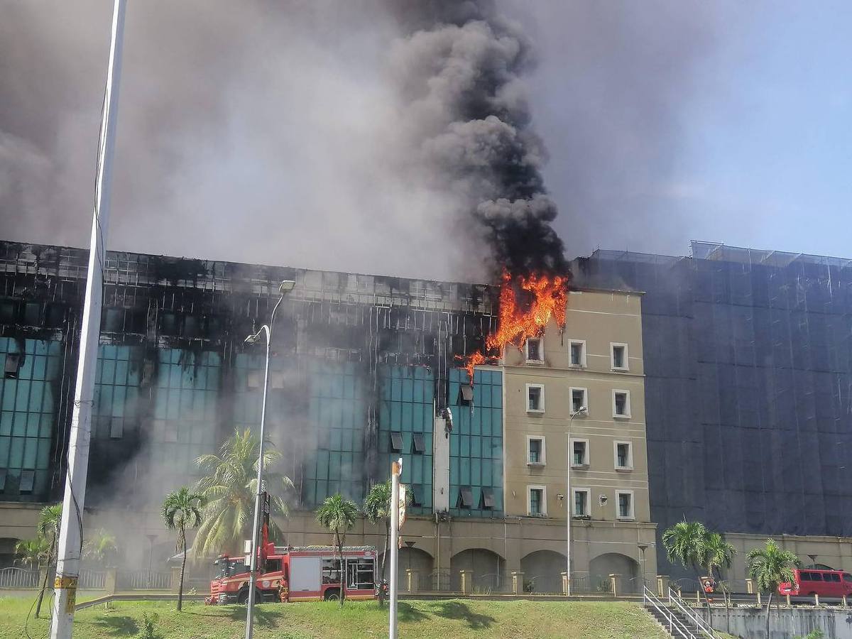 BANGUNAN lama KWSP di Jalan Gasing, Petaling Jaya terbakar. FOTO ihsan Bomba/pembaca