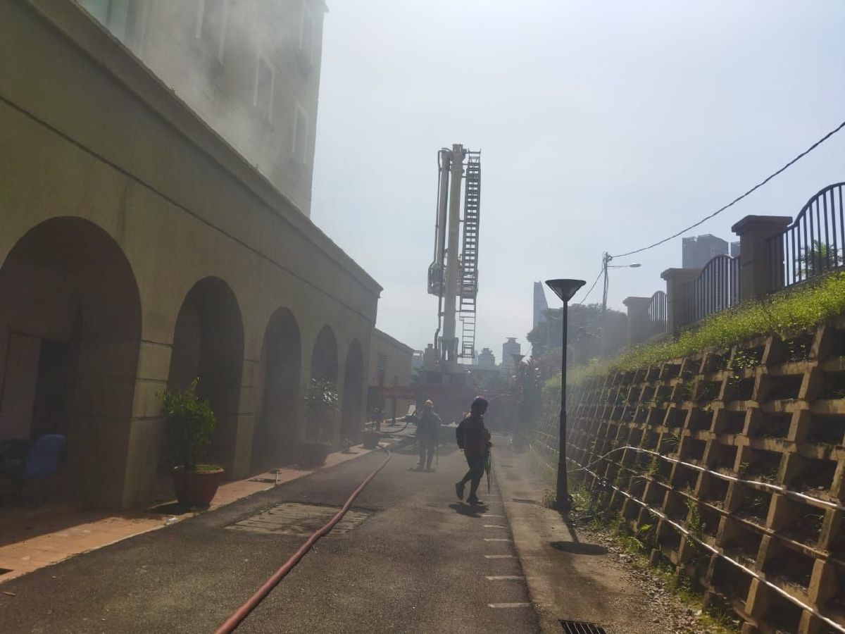 ANGGOTA bomba memadamkan kebakaran di bangunan lama KWSP di Jalan Gasing, Petaling Jaya. FOTO ihsan Bomba/pembaca