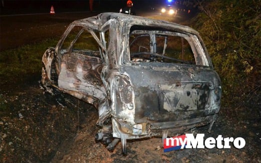 KENDERAAN terbakar selepas kemalangan. FOTO Mohd Sah Muda