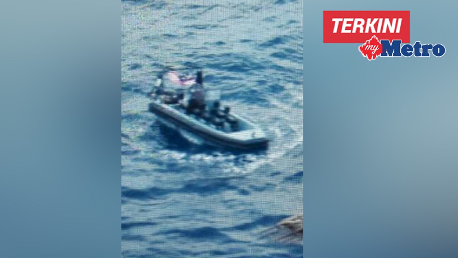 BOT dinaiki seorang pegawai dan lapan kru KD Perdana ditemui di 90 batu nautika timur Kuantan oleh kapal dagang.  FOTO ihsan TLDM