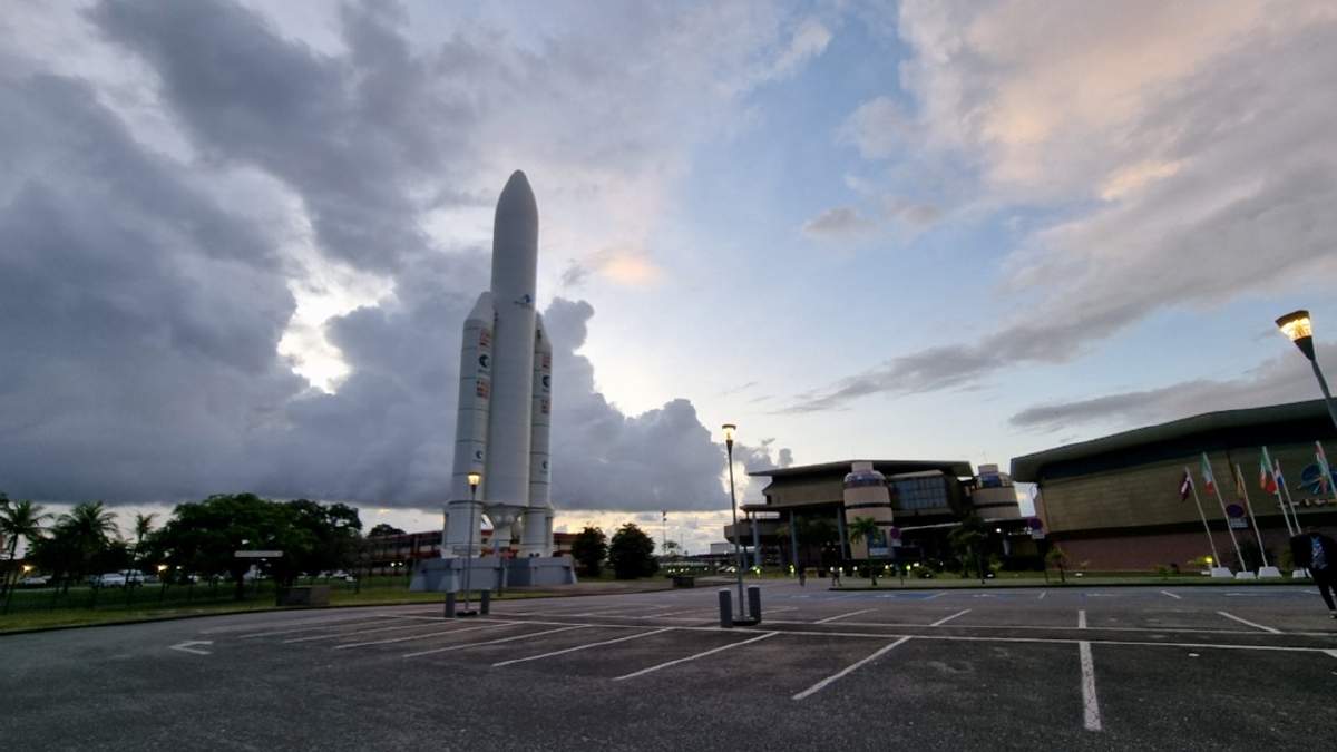 SUASANA di luar kompleks pelabuhan angkasa Arianespace yang turut menempatkan replika roket pelancarnya.