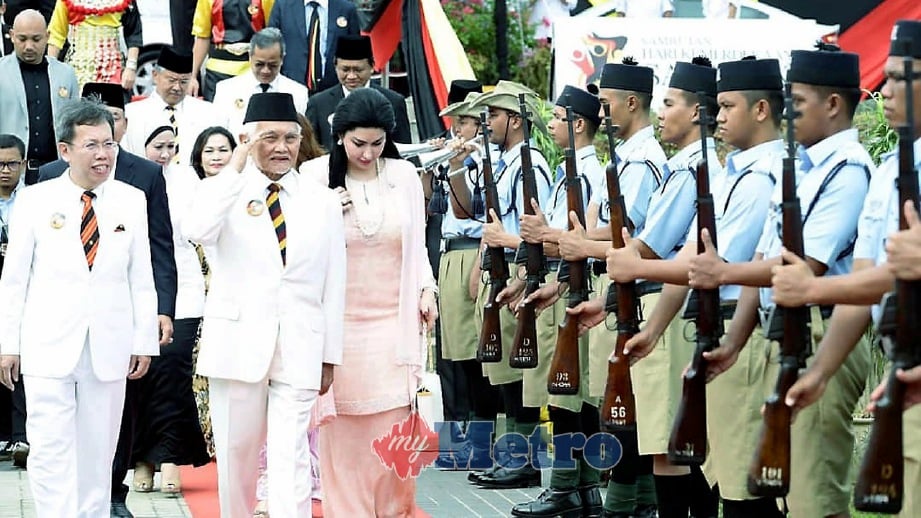 TUN Abdul Taib Mahmud bersama isteri Toh Puan Ragad Kurdi Taib hadir merasmikan Sambutan Hari Kemerdekaan Sarawak 2018. FOTO Nadim Bokhari