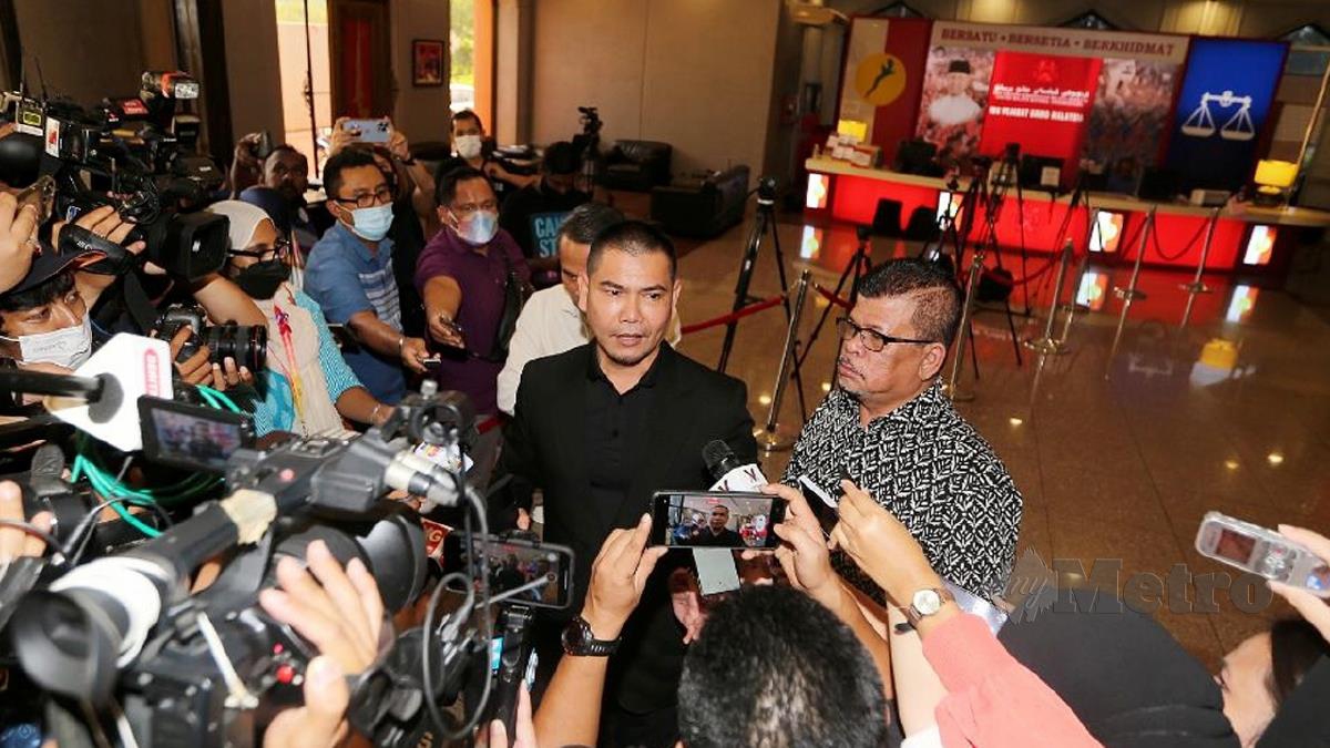 JAMAL (dua kanan) ketika sidang media selepas menghadiri mesyuarat tergempar ketua bahagian UMNO. FOTO Saifullizan Tamadi