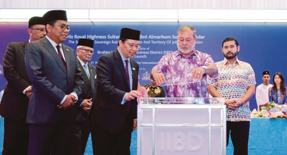 Sultan Ibrahim bersama Tunku Ismail pada majlis pelancaran penjenamaan IIBD sambil disaksikan Menteri Besar Johor, Datuk Seri Mohamed Khaled Nordin, semalam.