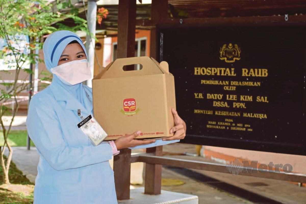 NURIZZATY Sazwani bersama hadiah kempen 30 Hari 30 Frontliners di Hospital Raub.