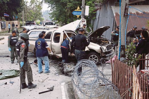 SEBUAH kereta musnah di Narathiwat   dalam serangan bom yang didakwa dilakukan kumpulan pemisah selatan Thai, semalam. 