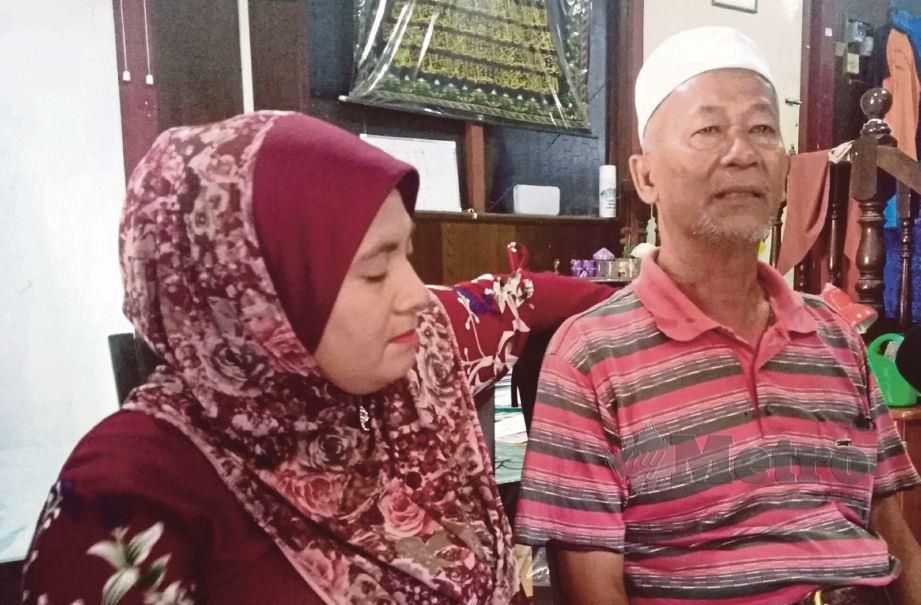 JAAFAR  dan Suryati berkongsi pengalaman kenderaan dipandu isteri terhumban ke Sungai Terengganu ketika ditemui di rumah mereka di Kampung Surau Haji Daud. 