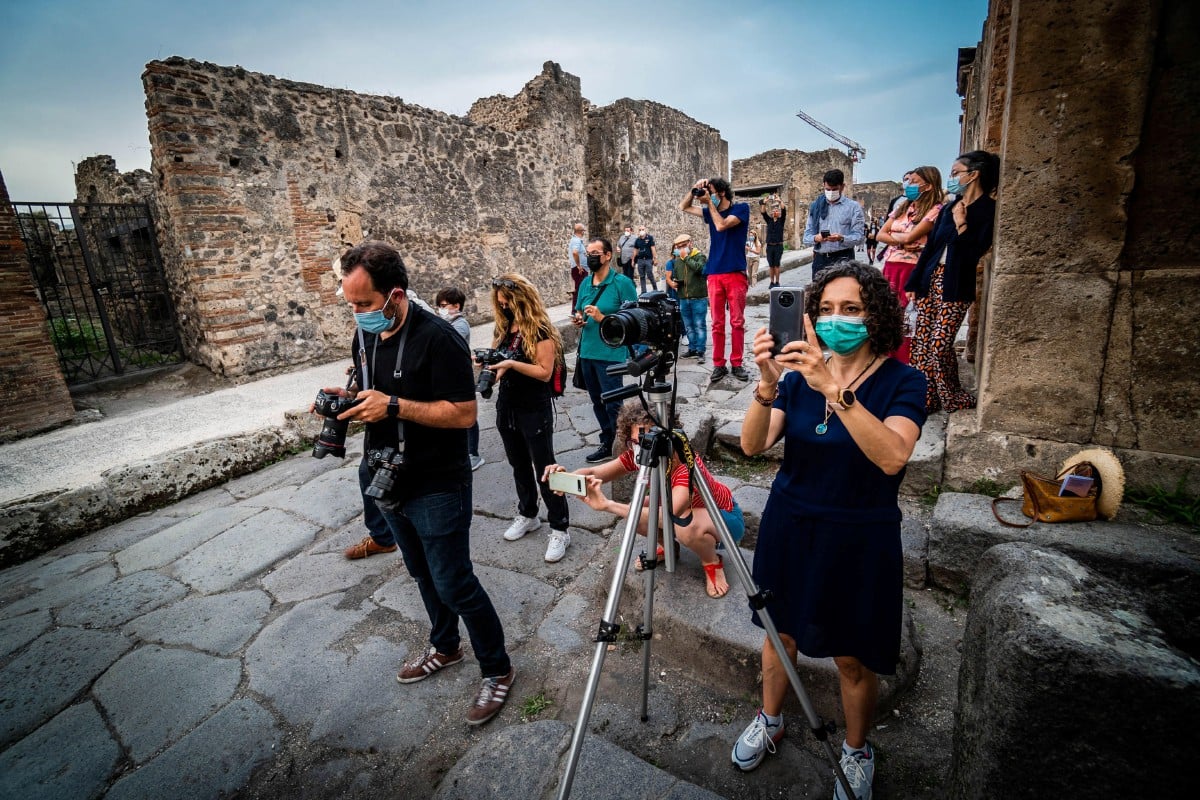 ORANG ramai menyaksikan matahari terbit pada solstis musim panas di Pompei, dekat Naples, selatan Itali. FOTO EPA 