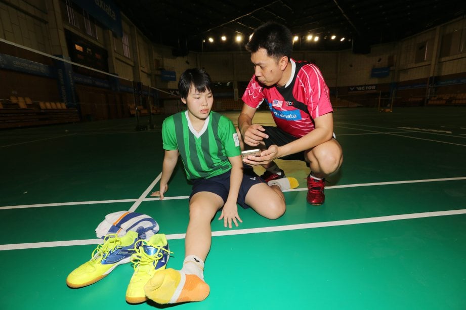 JIN Wei berbincang sesuatu dengan Rony (kanan) ketika menjalani latihan di Stadium Juara, Bukit Kiara. FOTO/OWEE AH CHUN 