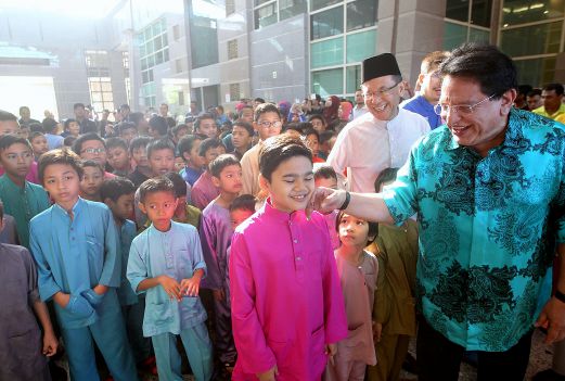 MENTERI Wilayah Persekutuan merangkap Ahli Parlimen Putrajaya Datuk Seri Tengku Adnan Tengku Mansur bersama  kanak-kanak yang dikhatankan pada Program Khatan Beramai-Ramai 2015 di Kementerian Wilayah Persekutuan, semalam.