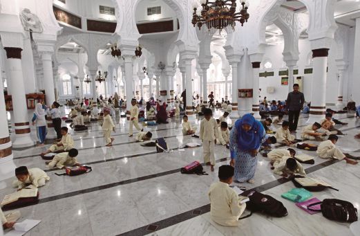 AKTIVITI agama memenuhi ruang masjid.