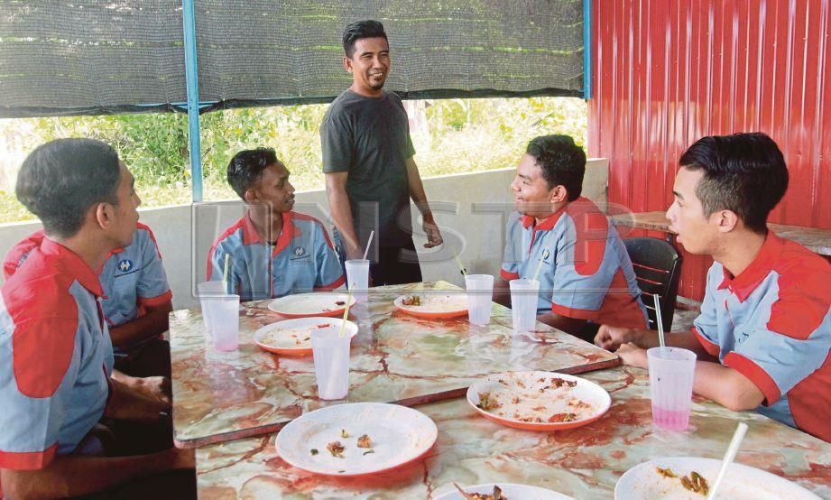 IBRAHIM (tengah) bermesra dengan pelanggan yang hadir di kedai makannya.