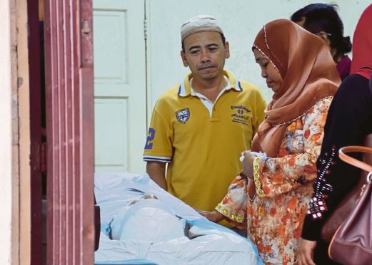 NOR Mahfuzah melihat jenazah anaknya, Luqman Hakim yang meninggal di asrama kolej di rumah mayat HTAR sebelum dibawa pulang untuk dikebumikan di Tanah Perkuburan Islam Kampung Masjid Pulau Pangkor, Perak.