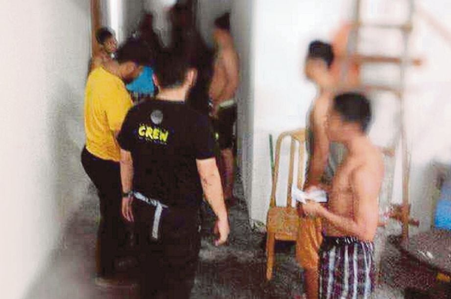 INDIVIDU yang ditahan dalam serbuan dilakukan AADK Hulu Langat di Kajang, kelmarin.