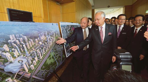 NAJIB  melihat lakaran lukisan pembangunan Projek Bandar Malaysia pada majlis pengumuman pelaburan baru CREC di Hotel Hilton Kuala Lumpur.